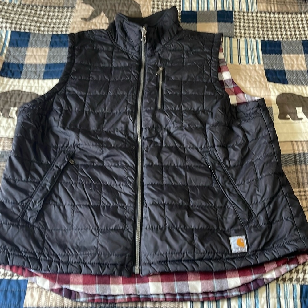 Women’s reversible Carhartt vest. Size Large very good used condition.